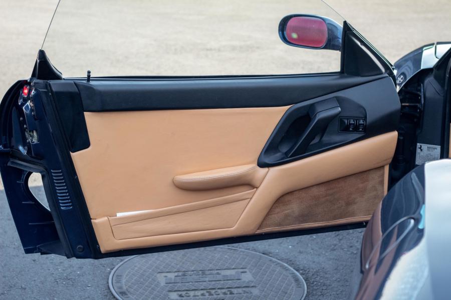 Детали интерьера Ferrari F355 Spider 1995 года  (фото 74 из 149)